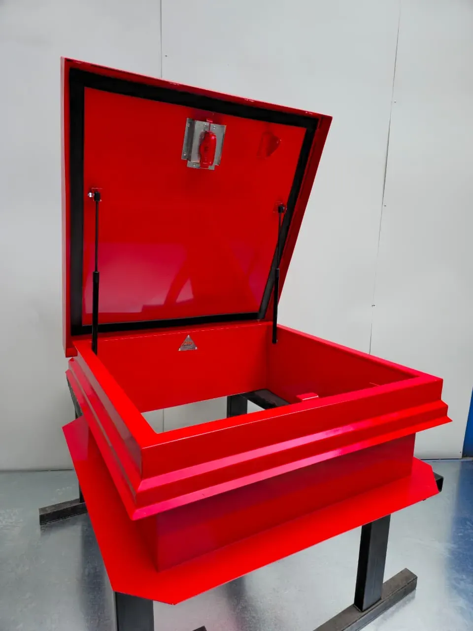 Escotilla con amortiguadores de gas SKY-A abierta, acabado rojo
