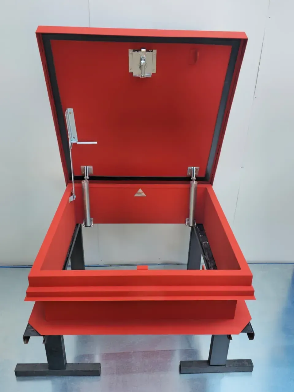 Escotilla con muelles mecánicos SKY en acabado rojo, modelo SKY-3