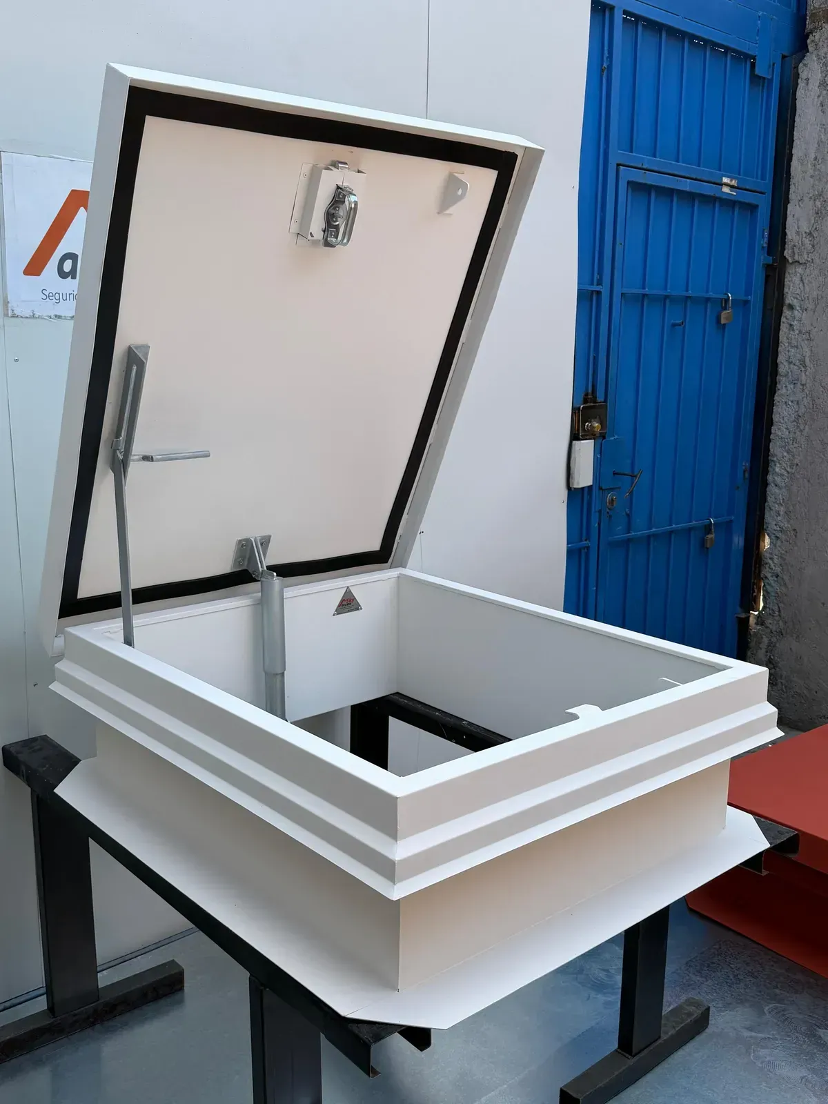 Escotilla con muelles mecánicos SKY abierta, vista lateral, acabado blanco