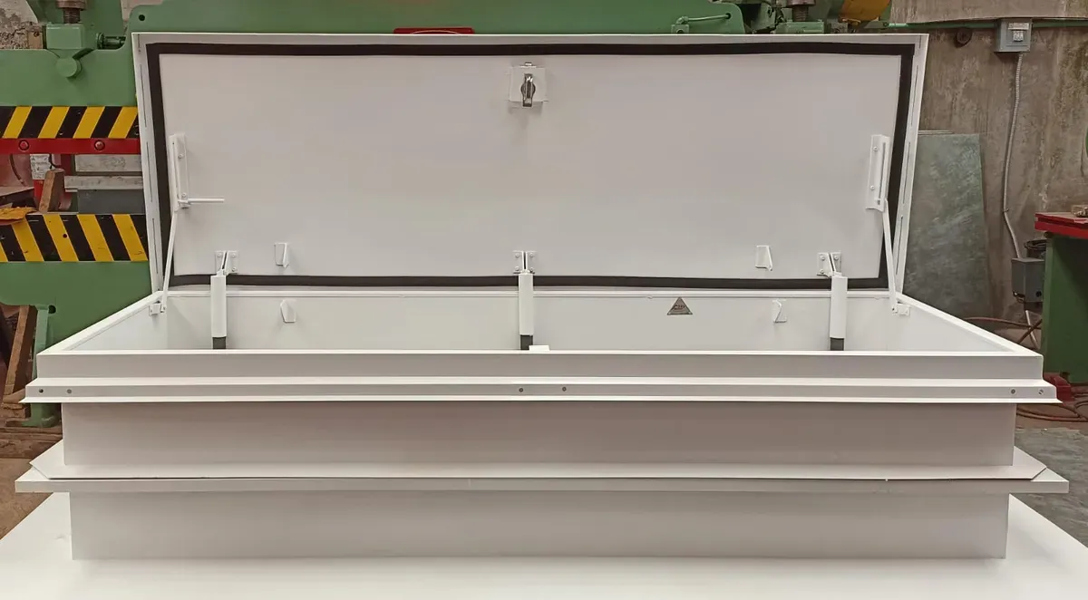 Escotilla de dimensiones especiales, formato alargado, acabado blanco