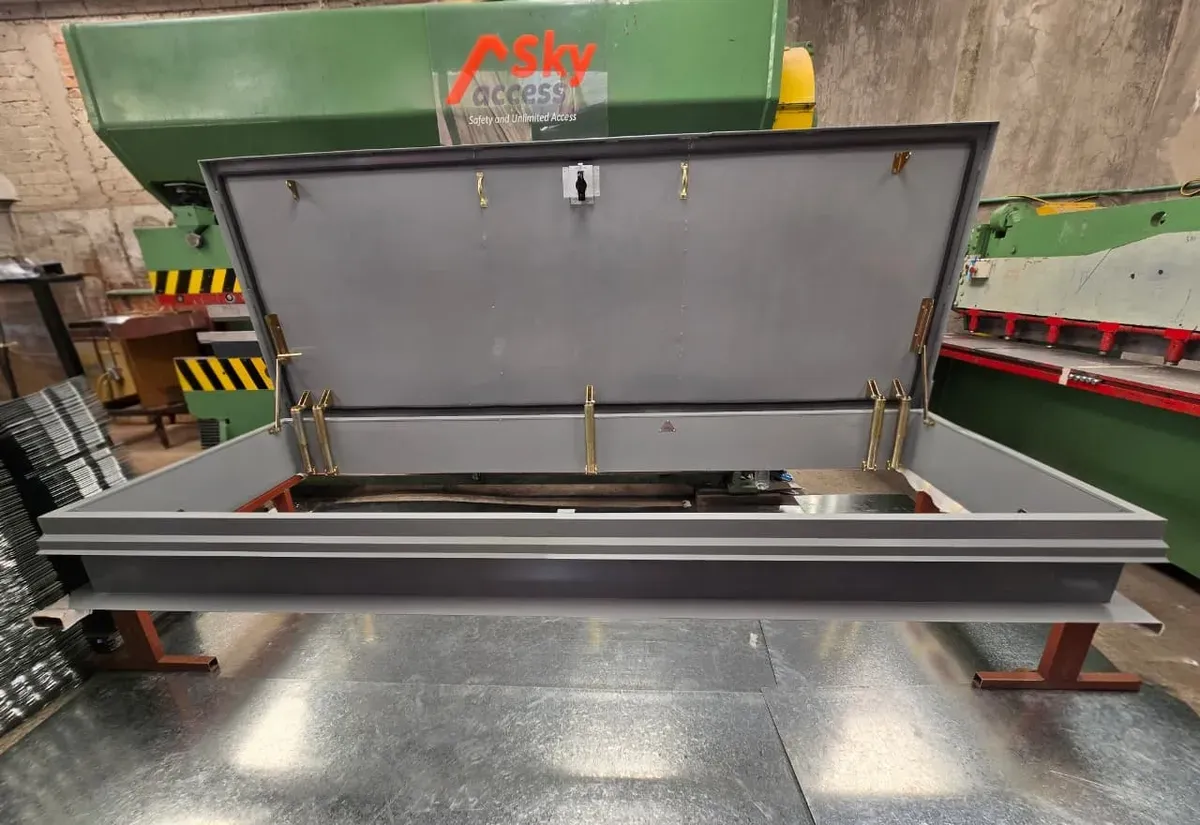 Escotilla de dimensiones especiales, una hoja alargada, fabricada en planta Sky Access Steel
